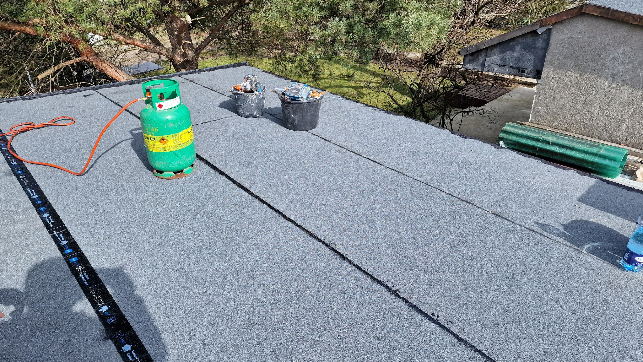 W trakcie montażu papy termozgrzewalnej