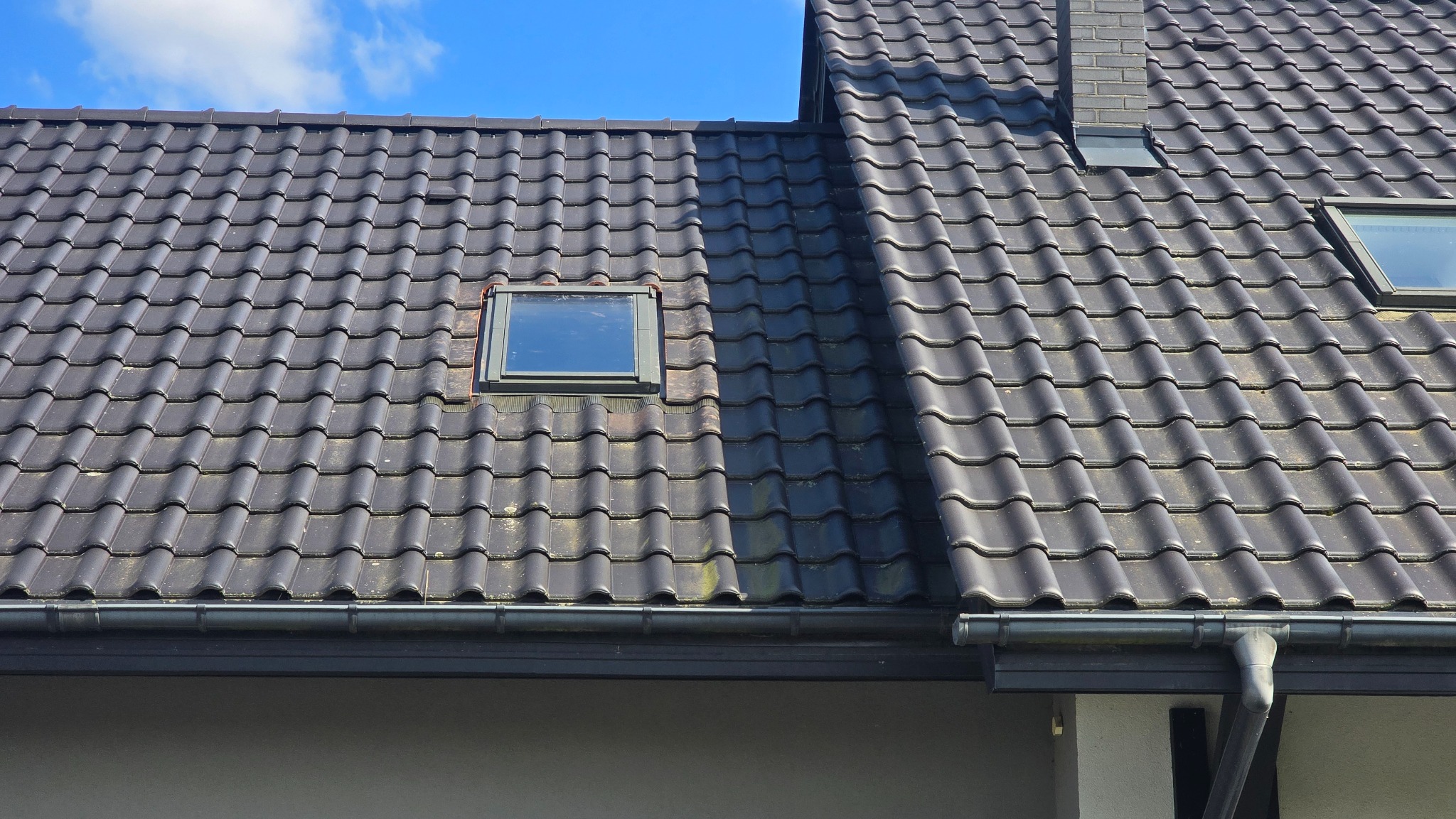 Montaż okna dachowego w dachówce ceramicznej