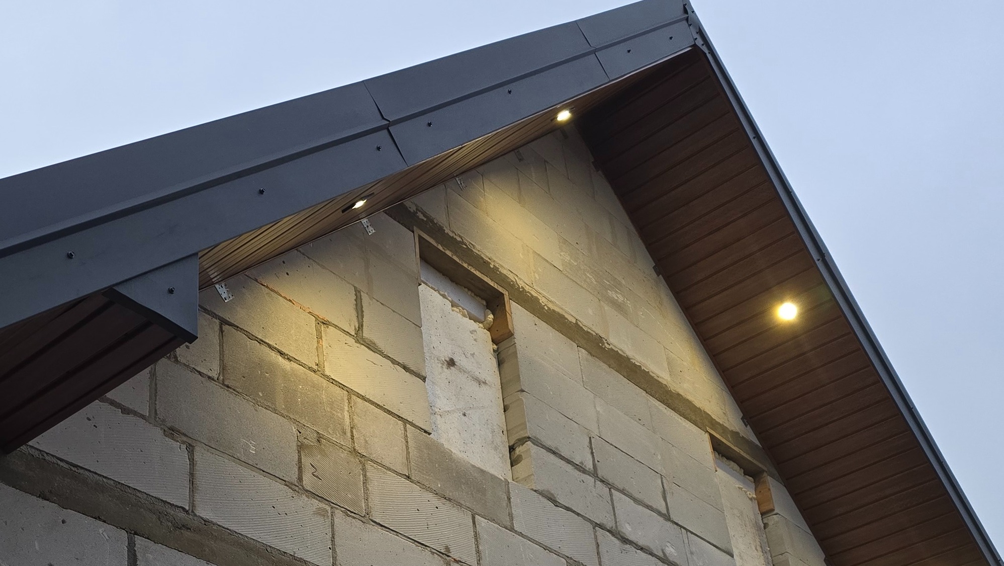 Podbitka dachowa PCV wraz z oświetleniem