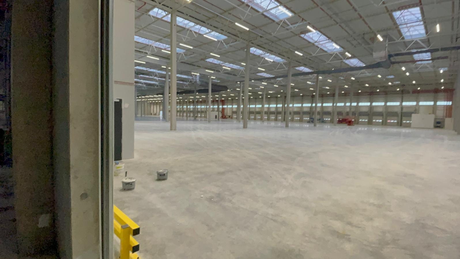 Montaż oświetlenia na hali logistycznej