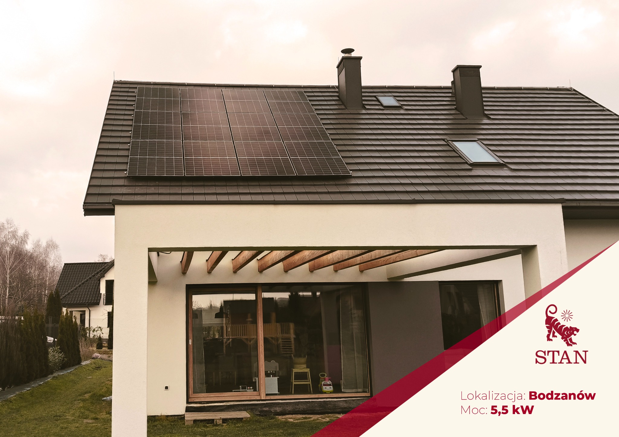 Nowoczesny dom jednorodzinny z panelami fotowoltaicznymi na dachu, widok z zewnątrz. Na pierwszym planie logo firmy i informacja o lokalizacji: Bodzanów, moc: 5,5 kW.