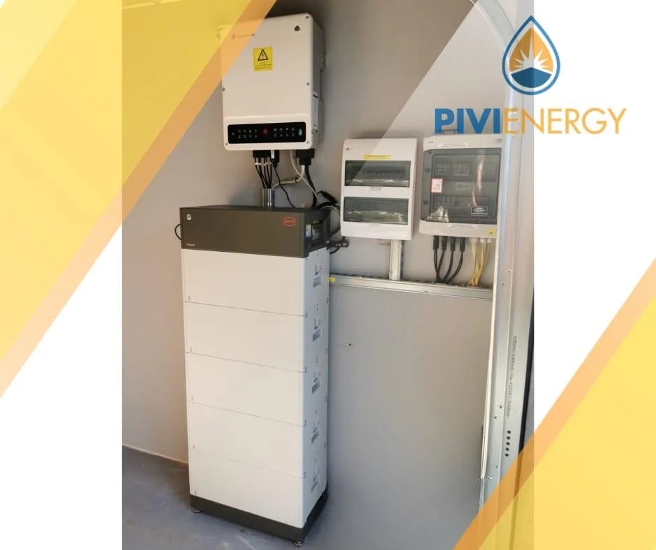 Kompletna instalacja z magazynem energii BYD, falownikiem i rozdzielnicą. Widoczne okablowanie i zabezpieczenia. Realizacja PIVI Energy.