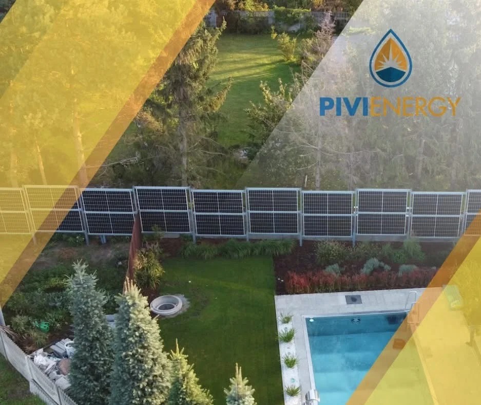 Panel fotowoltaiczny w ogrodzie z basenem, widok z góry. Panele zamontowane na ogrodzeniu. Logo firmy w prawym górnym rogu.