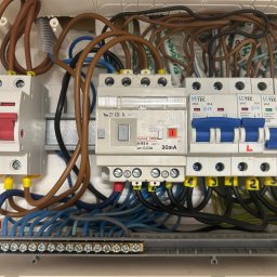 Przegląd i pomiary to także oględziny wzrokowe tablicy rozdzielczej i kontrola luzów na stykach urządzeń zainstalowanych w tablicy. 