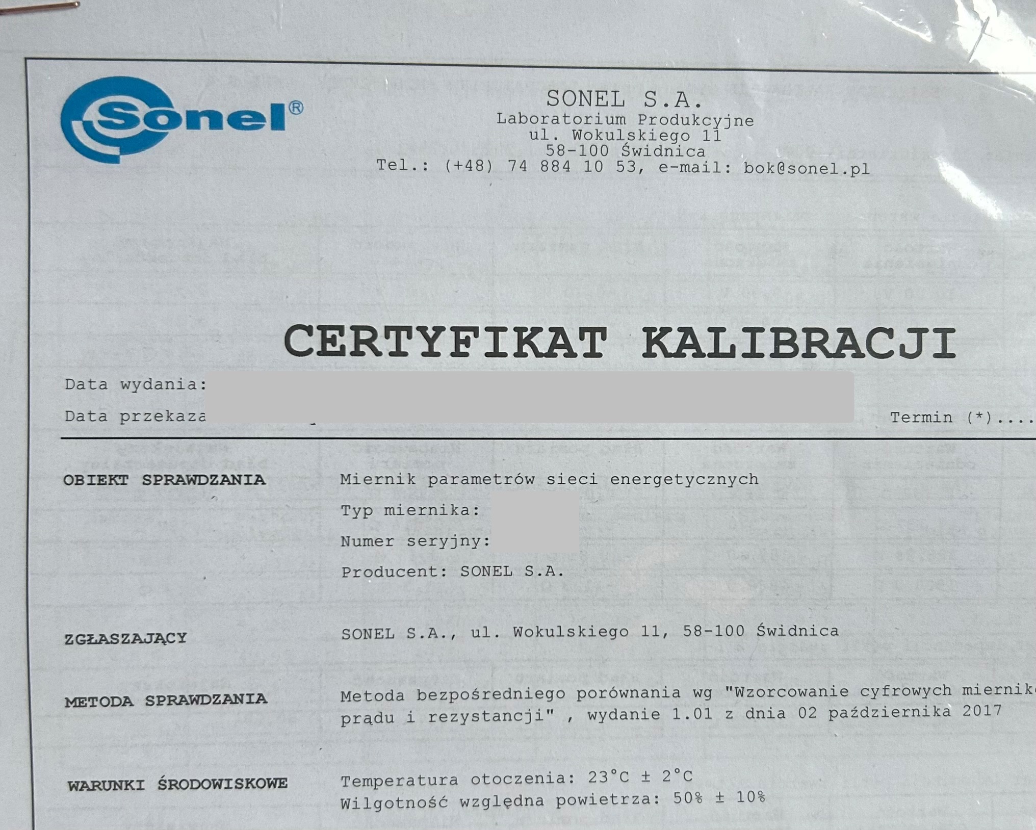 Certyfikat kalibracji miernika parametrów sieci energetycznych firmy Sonel S.A. z danymi obiektu sprawdzania, metodą sprawdzania i warunkami środowiskowymi.