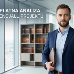 Kamil Trela - Profesjonalny doradca w garniturze, trzymający teczkę na tle biura z napisem 'Bezpłatna analiza potencjału projektu' i widokiem na miasto.
