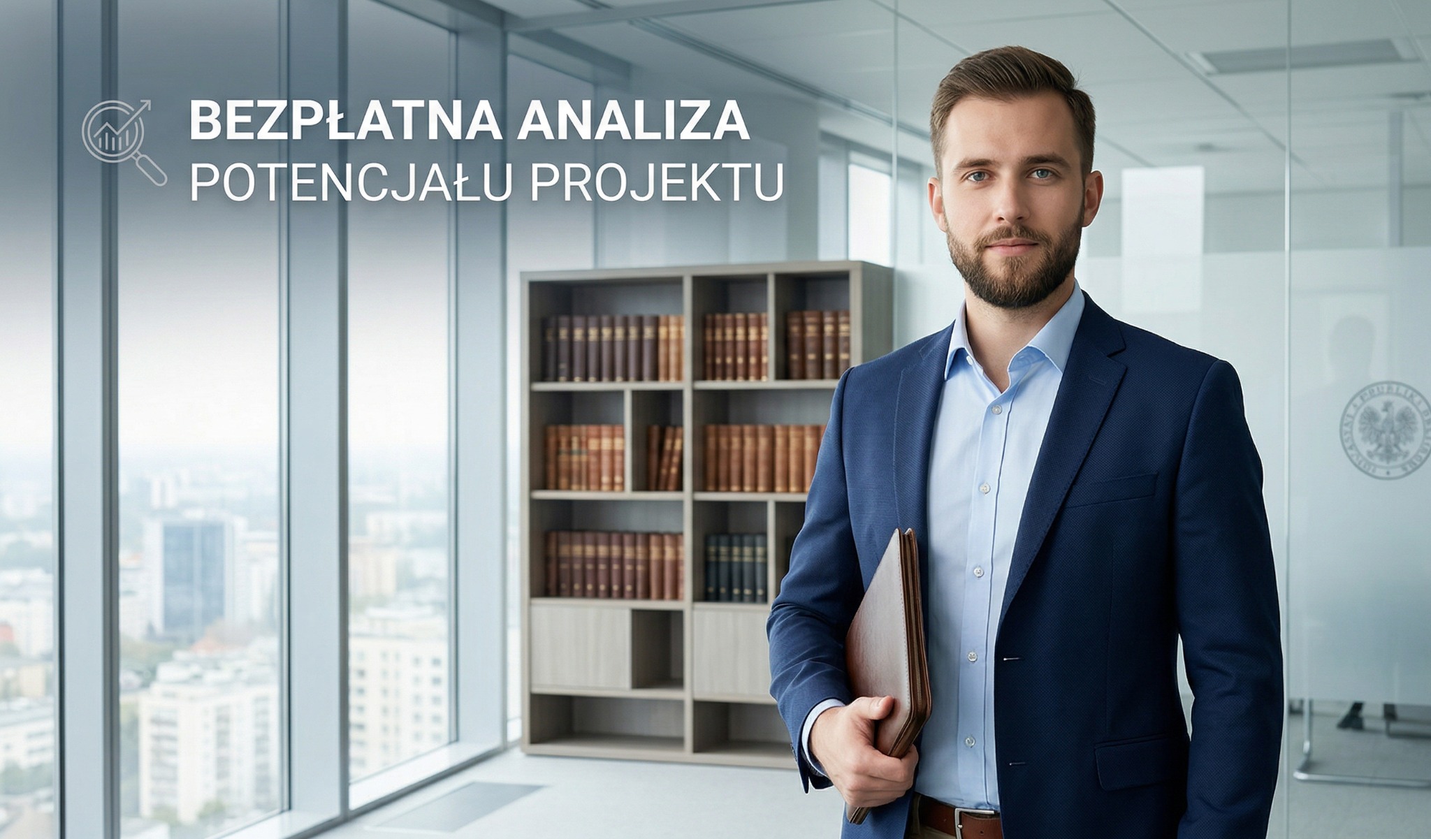 Profesjonalny doradca w garniturze, trzymający teczkę na tle biura z napisem 'Bezpłatna analiza potencjału projektu' i widokiem na miasto.