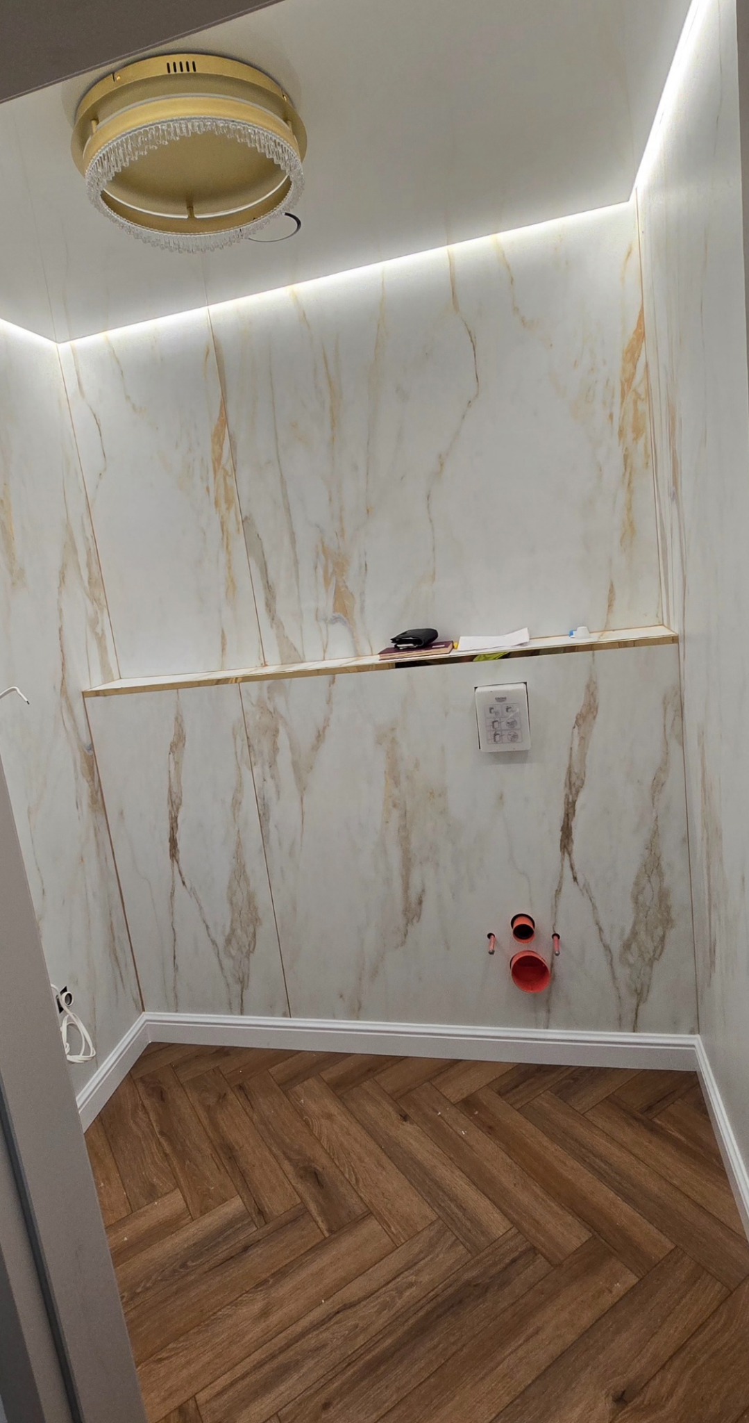 Łazienkan Zabudowa gk Plyty roco wielkoformatowe Sufit napinany