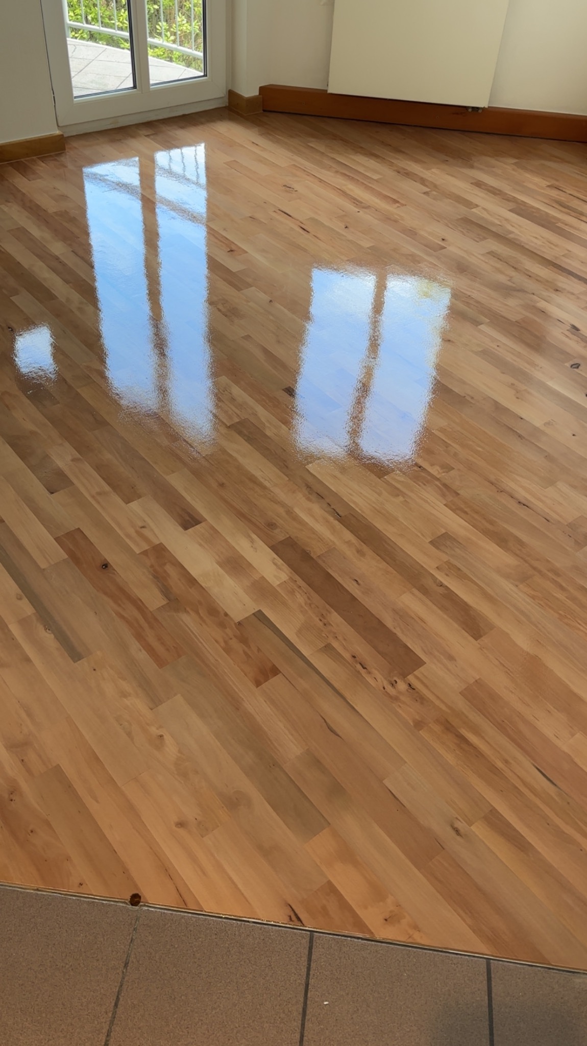 Wyszlifowany i zalakierowany parkiet z drzewa gruszki