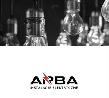 Czarno-białe ujęcie żarówek edisona, z widocznym logo firmy ARBA INSTALACJE ELEKTRYCZNE. Minimalistyczny design i surowy klimat.