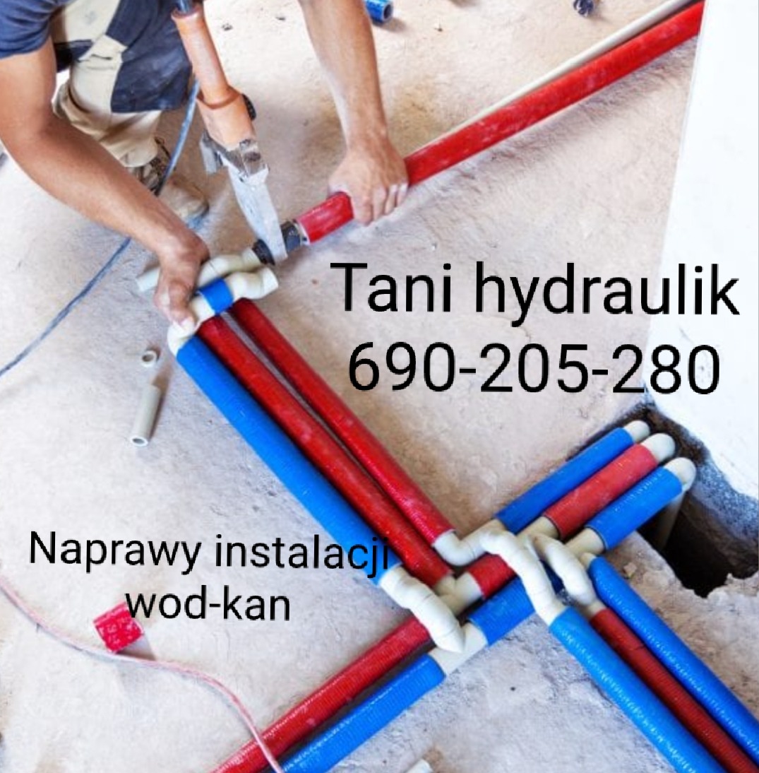 Instalacja wodno-kanalizacyjna w trakcie montażu, rury czerwone i niebieskie połączone złączkami, narzędzia hydrauliczne w użyciu. Widoczne napisy reklamowe.