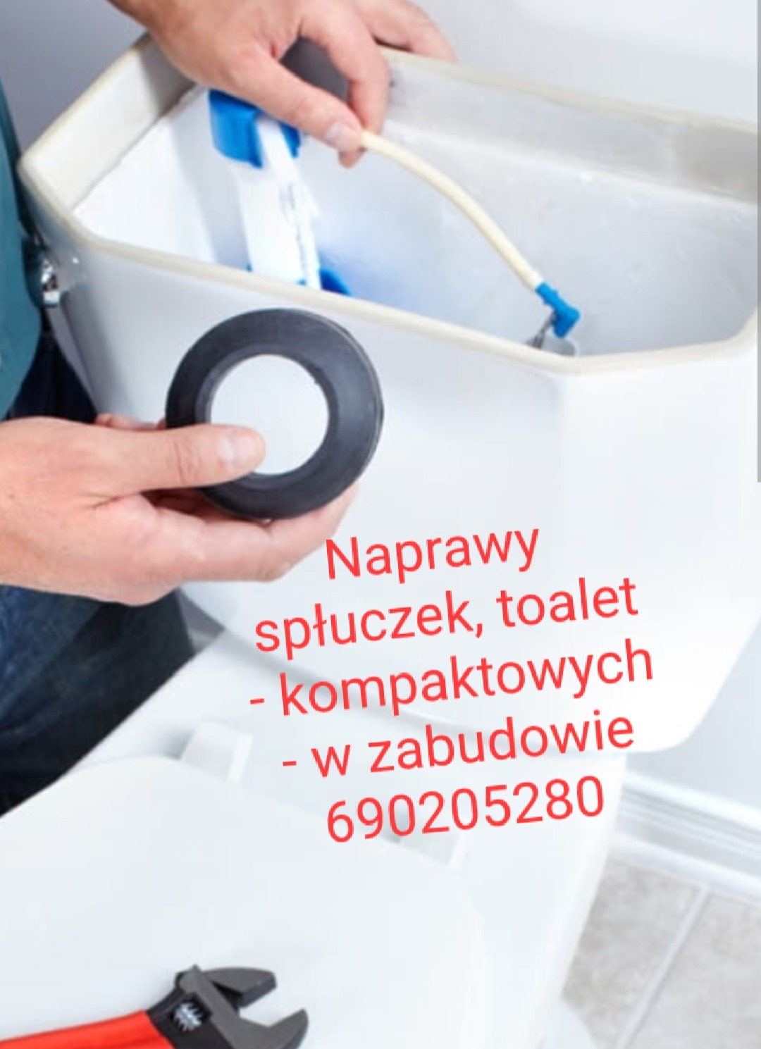 Hydraulik trzyma uszczelkę do spłuczki WC. W tle widoczna spłuczka i klucz nastawny. Naprawa toalety kompaktowej w zabudowie.