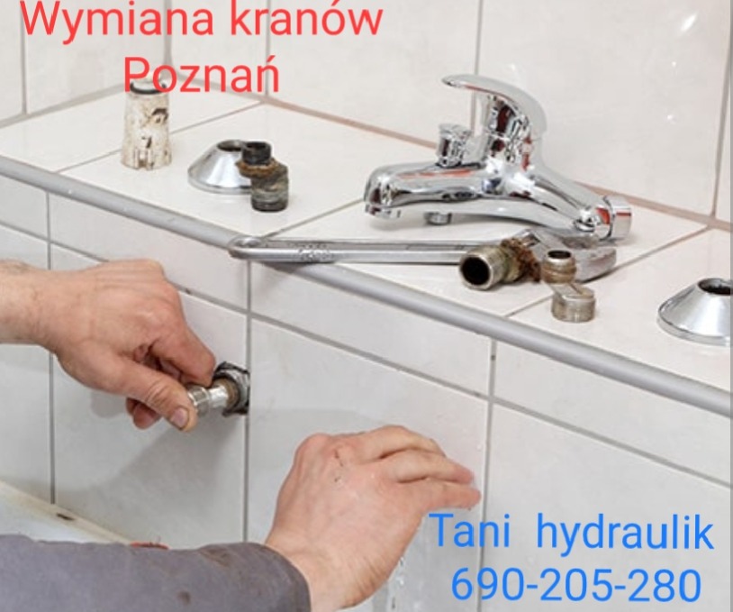 Montaż baterii umywalkowej na tle białych płytek. Widoczne dłonie hydraulika przykręcające element instalacji. Na blacie leżą narzędzia i elementy armatury.