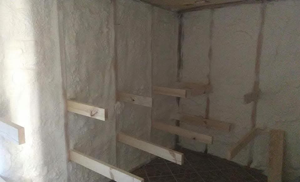 Wnętrze ocieplone pianką PUR, z widocznymi drewnianymi elementami konstrukcyjnymi. Ściany pokryte szorstką, jasną pianą. Podłoga wyłożona płytkami.