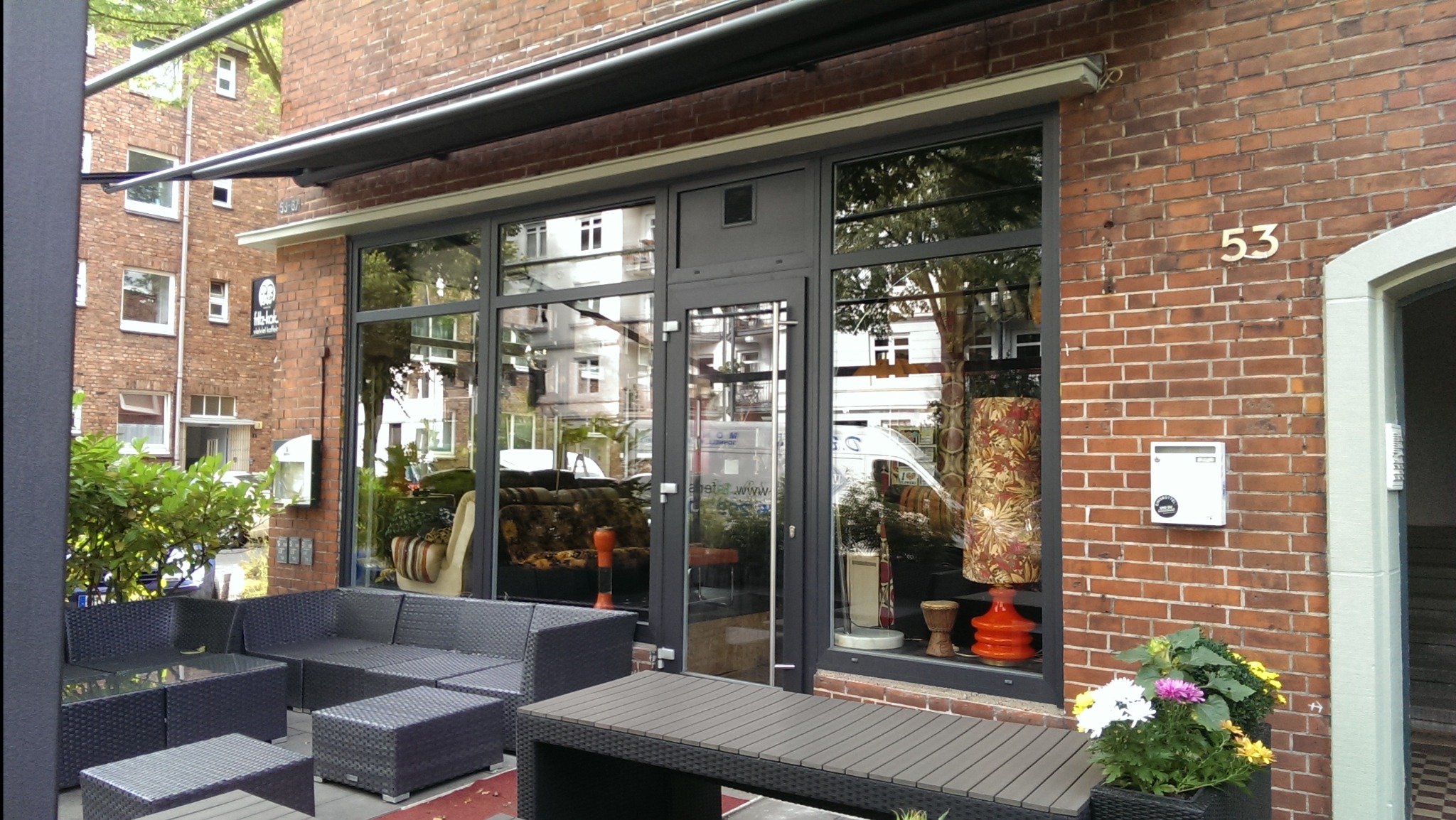 Kawiarnia przeszklenie ściany frontowej wraz drzwiami