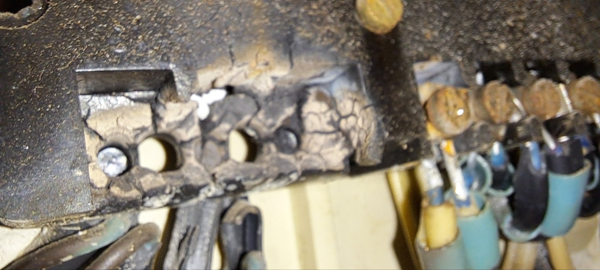 Wymiana całej zagrażającej życiu instalacji elektrycznej.