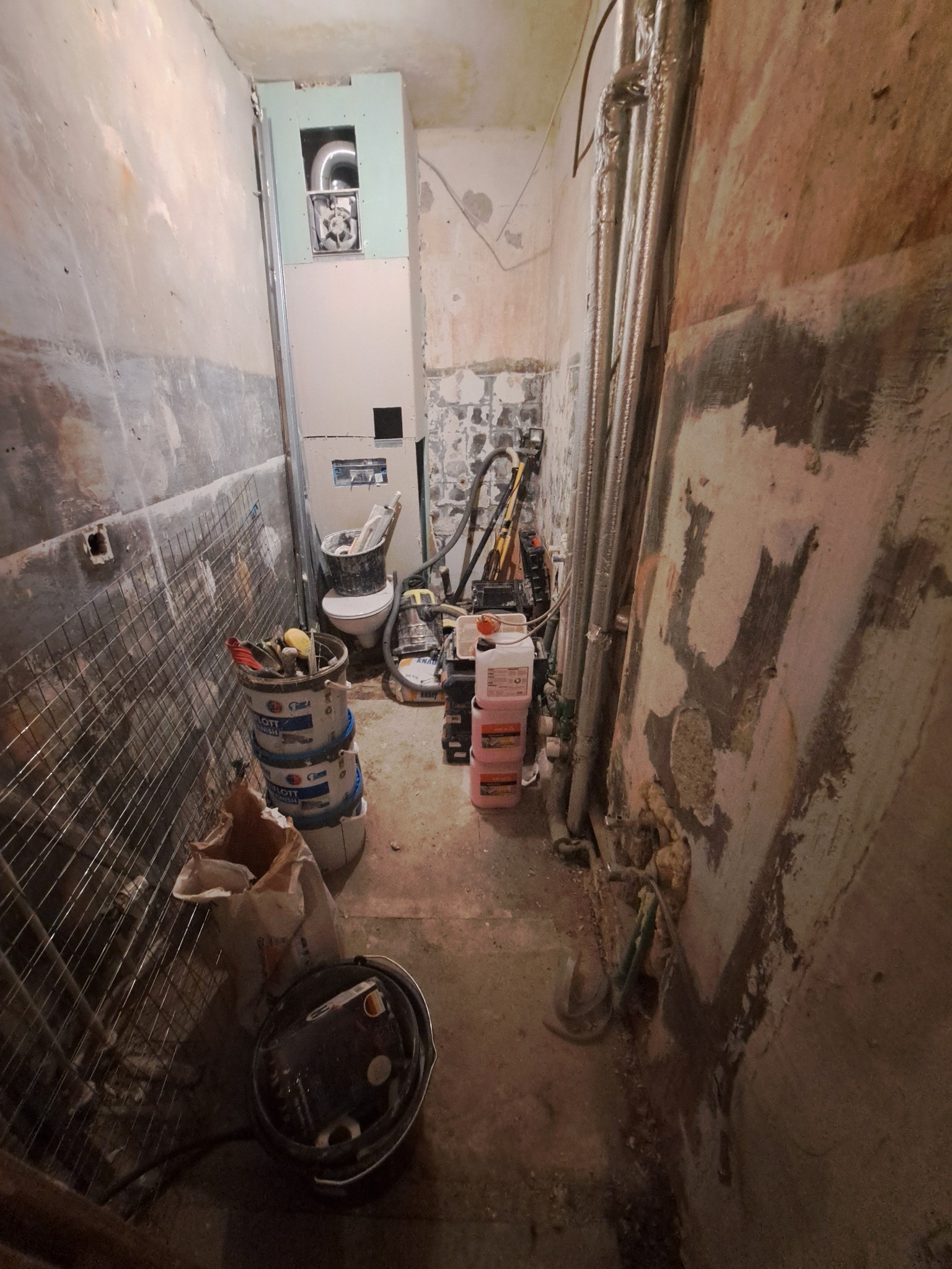 Po demontażu łazienki.