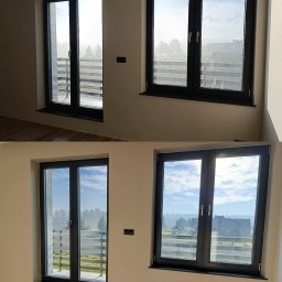 Akademia Czystości - Justyna Hadwiczak - Dwa okna z czarnymi ramami, widok na zewnątrz. Górna część zdjęcia pokazuje okna przed umyciem, dolna po umyciu. Widoczne smugi na szybach w górnej części.