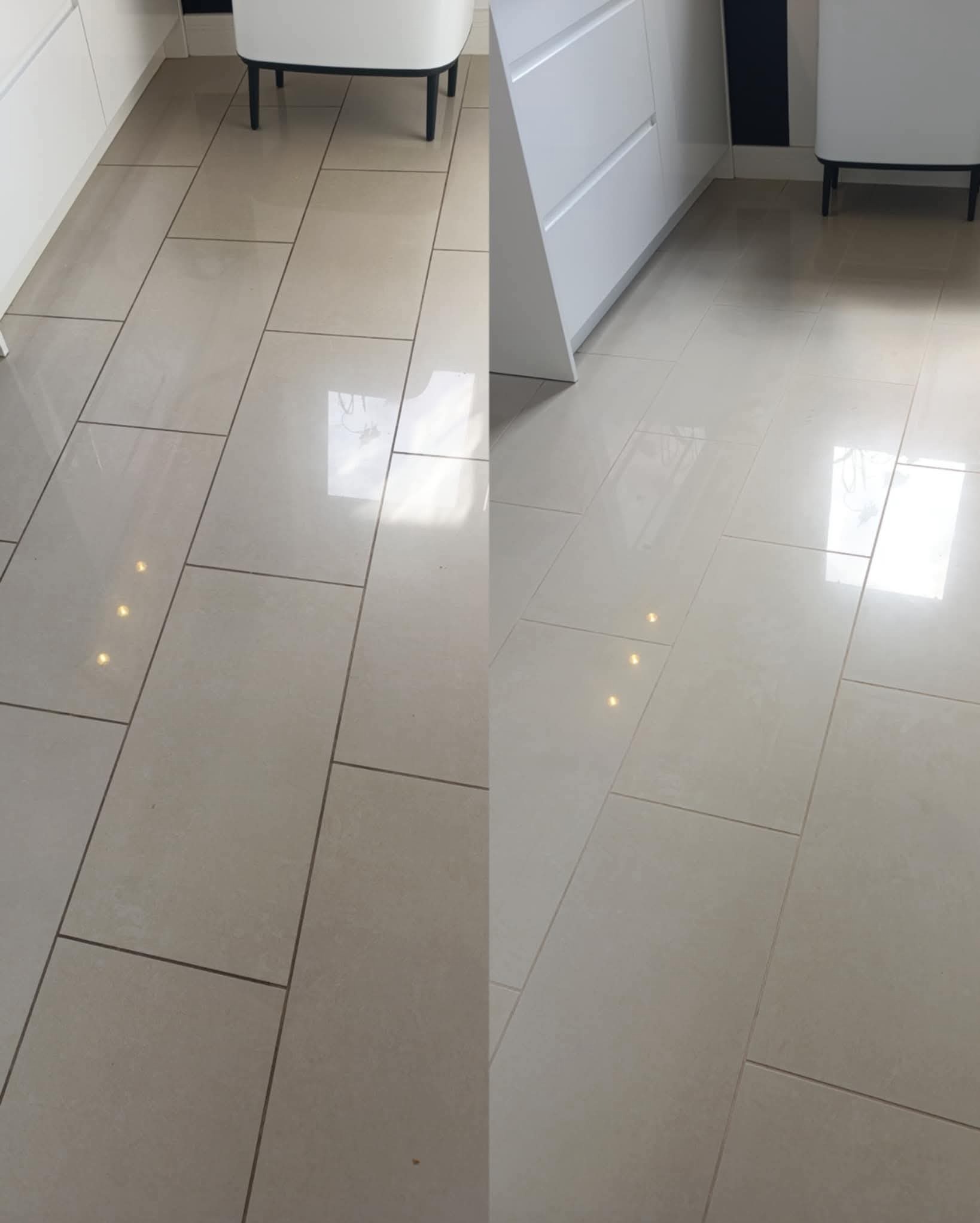 Płytki podłogowe w kuchni, widoczna różnica przed i po czyszczeniu. Po lewej stronie widoczne zabrudzenia, po prawej czysta, błyszcząca powierzchnia.