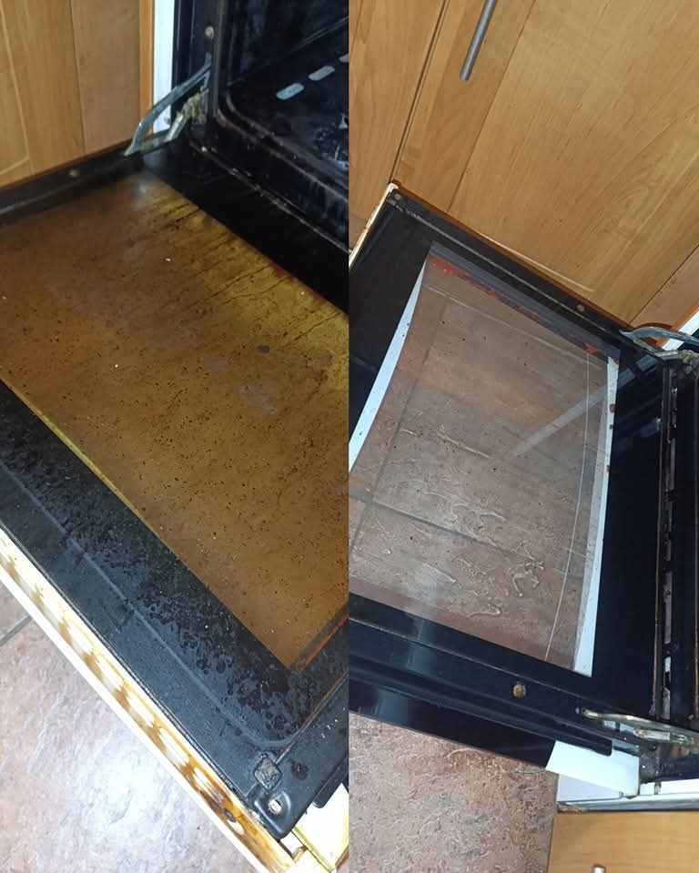 Drzwiczki piekarnika przed i po czyszczeniu. Po lewej brudne, po prawej czyste, z widocznymi smugami po myciu. Ujęcie z bliska, ukazujące różnicę.