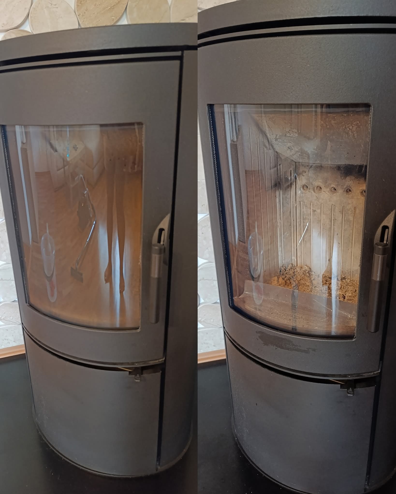 Kominek przed i po czyszczeniu. Po lewej szyba z zabrudzeniami, po prawej czysta szyba kominka z widocznymi elementami wnętrza.