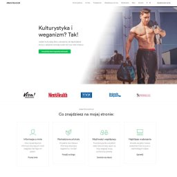 winternecie.pl Piotr Majda - Strona internetowa Adama Kuncickiego, kulturysty i weganina, z jego zdjęciem na tle szklanych drzwi i informacjami o współpracy, blogu i wydarzeniach. Logo Viva!, Men's Health, TVP.