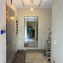 Przygotowanie obszaru roboczego do prac wykończeniowych i instalacji inteligentnego oświetlenia w przedpokoju. 