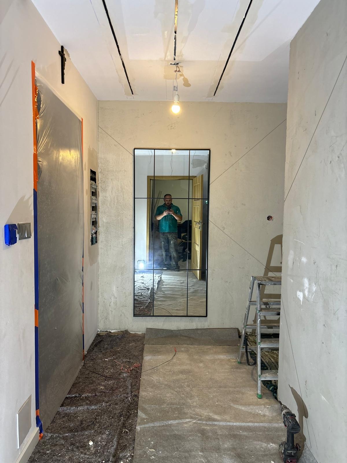 Przygotowanie obszaru roboczego do prac wykończeniowych i instalacji inteligentnego oświetlenia w przedpokoju.