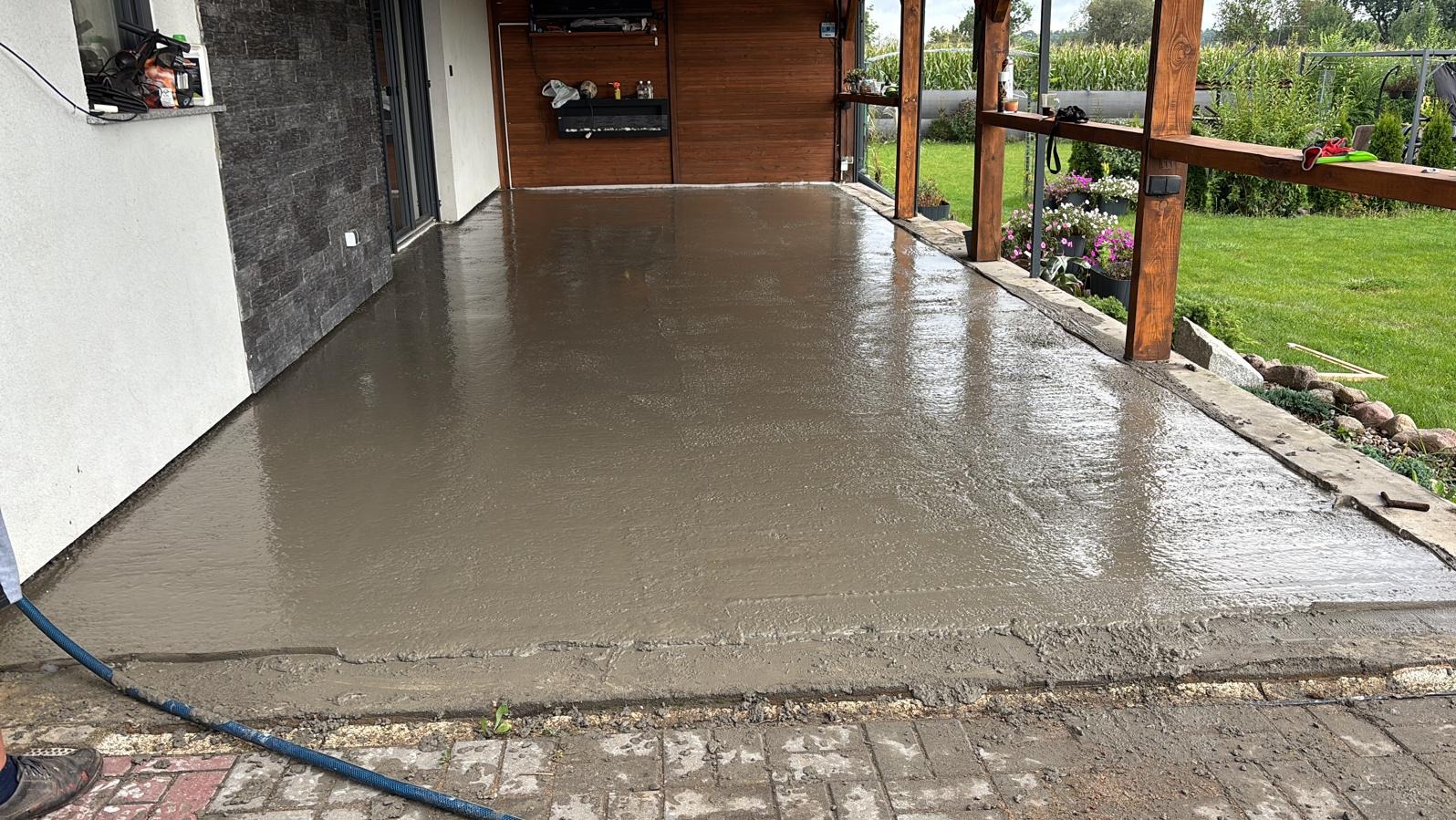 Wykonanie wylewki betonowej i przygotowanie pod montaż płytek zewnętrznych.