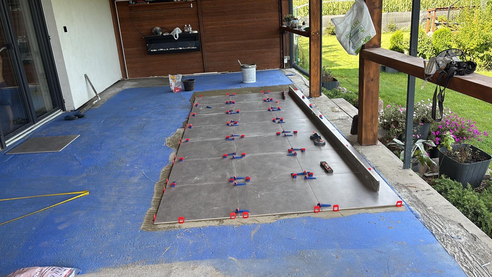 Montaż płytek zewnętrznych na tarasie