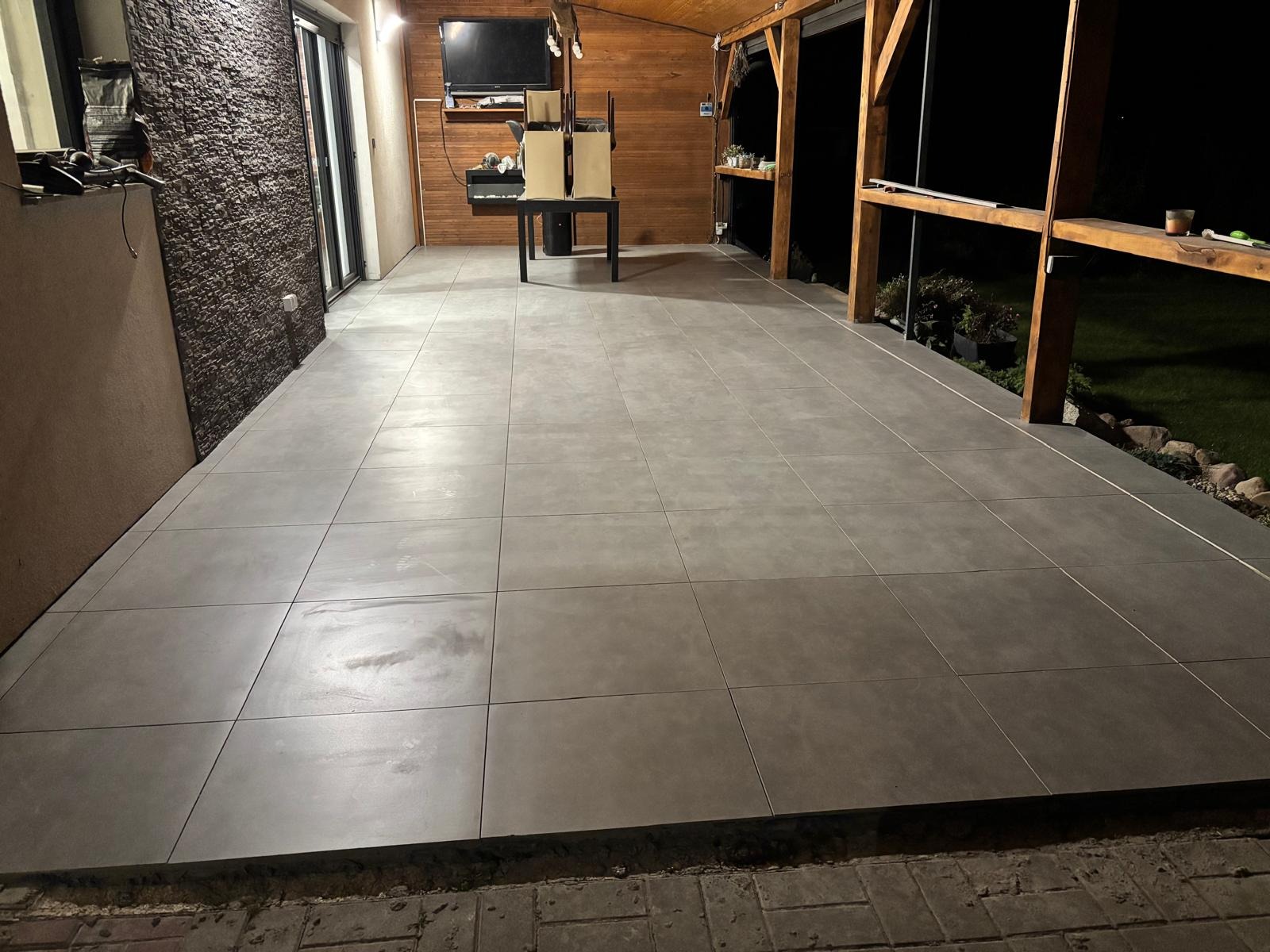 Finalny efekt prac związanych z montażem płytek na tarasie