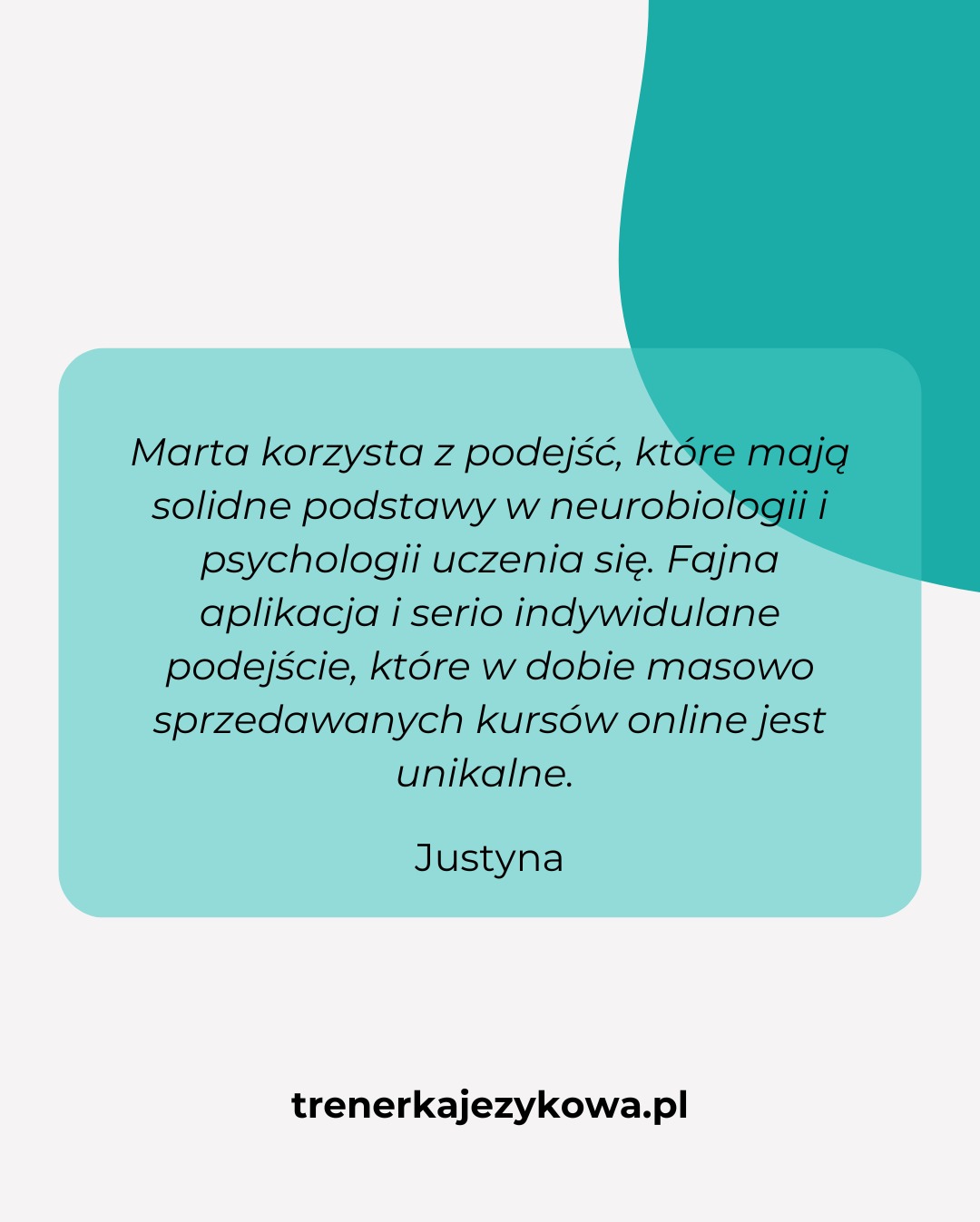 Grafika z tekstem o unikalnym podejściu do nauki języków, bazującym na neurobiologii i psychologii, sygnowana imieniem Justyna i adresem strony.