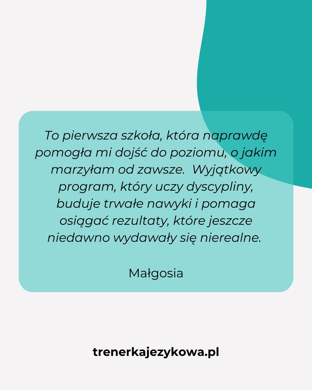 Opinia zadowolonej klientki z Warszawy o szkole językowej. Tekst rekomendacji na tle w kolorach firmy. Adres strony internetowej w dolnej części grafiki.