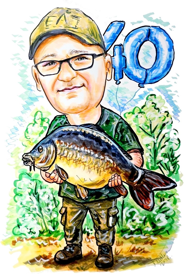 Ilustracja akwarelowa: mężczyzna z karpiem i balonami '40'. Uśmiechnięty wędkarz w okularach, czapce i moro trzyma zdobycz. Tło: zieleń. Sygnatura w prawym dolnym rogu.