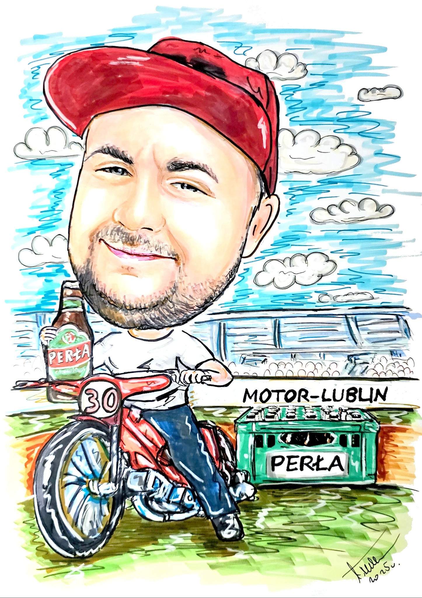Ręcznie rysowany, kolorowy portret karykaturalny mężczyzny w czerwonej czapce na motorze z piwem Perła, na tle trybun i napisu MOTOR-LUBLIN. Unikalny styl i humorystyczne ujęcie.