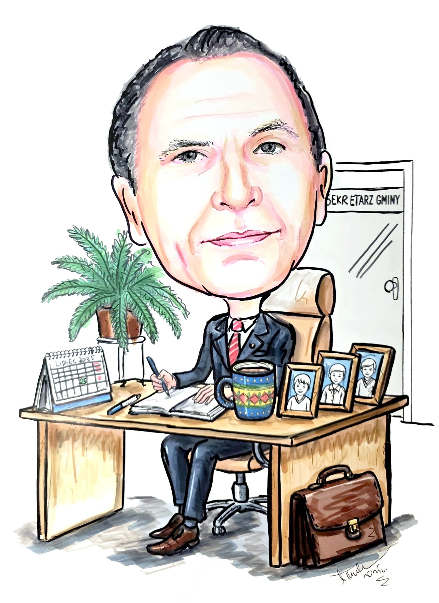 Ręcznie rysowana karykatura mężczyzny w garniturze siedzącego za biurkiem z kalendarzem, filiżanką i zdjęciami. Na drzwiach napis: Sekretarz Gminy.