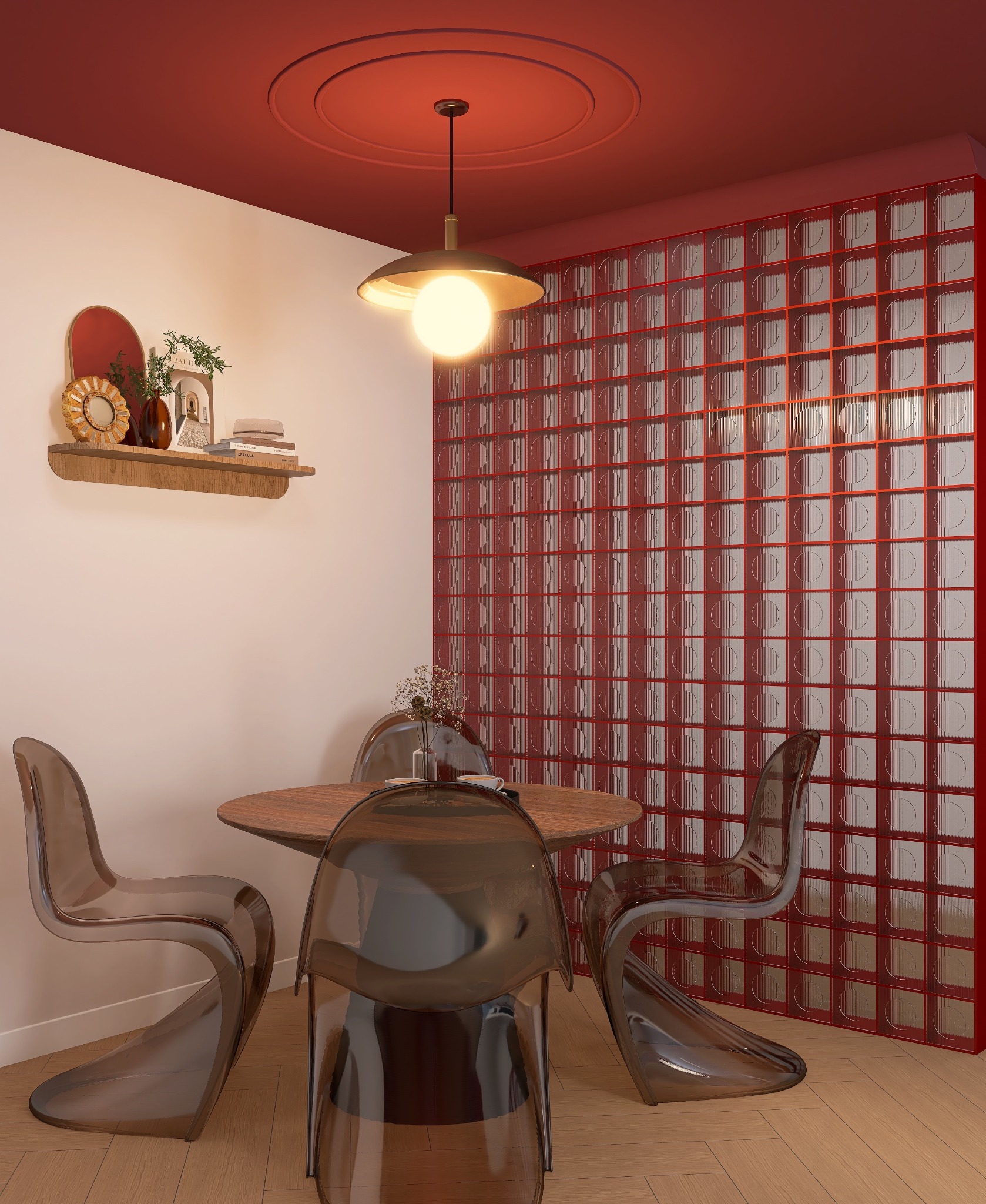 Jadalnia z okrągłym stołem i transparentnymi krzesłami. Czerwona ściana z luksferów, drewniana podłoga i półka z dekoracjami. Nowoczesne oświetlenie.