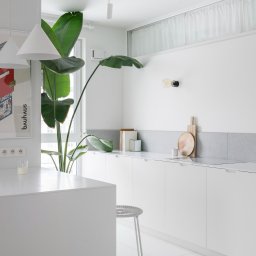 W mieszkaniu wykonaliśmy całą elektrykę, przesunięcia ścian, hydraulikę, ułożyliśmy płytki w kuchni i łazienkach i podłączenie wszystkich sprzętów. 