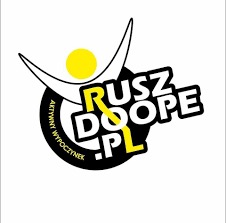 Czarno-białe logo 'Rusz Doope.pl' z żółtym akcentem słońca i dynamiczną sylwetką, promujące aktywny wypoczynek. Minimalistyczny design z wyraźnym hasłem.