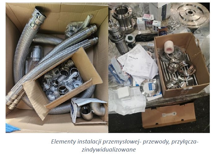 Elementy instalacji przemysłowej: przewody elastyczne, złączki i kołnierze ze stali nierdzewnej w kartonach, gotowe do montażu.