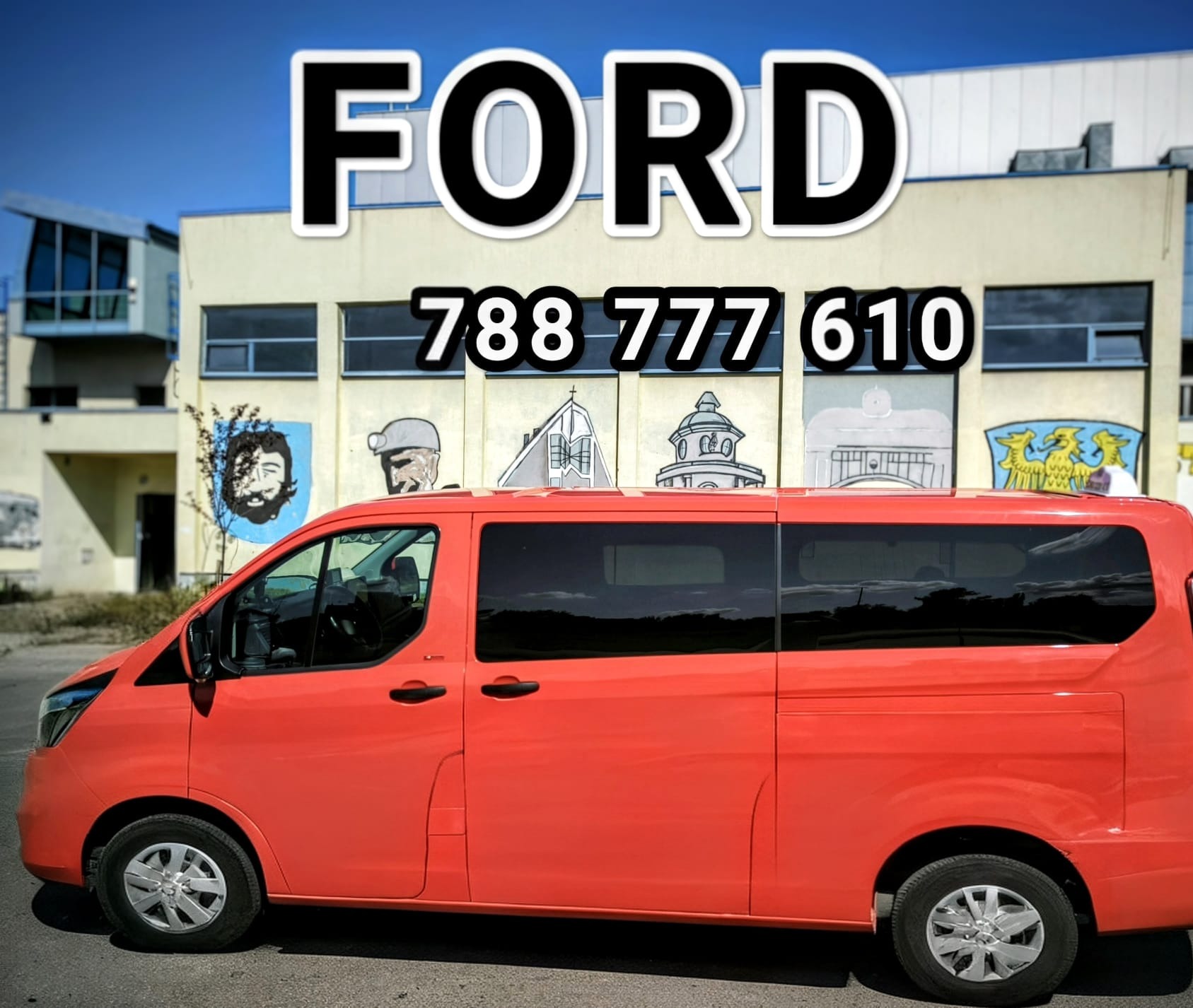 Czerwony Ford Transit z numerem telefonu 788 777 610 na tle budynku z muralami. Auto do przewozu osób.