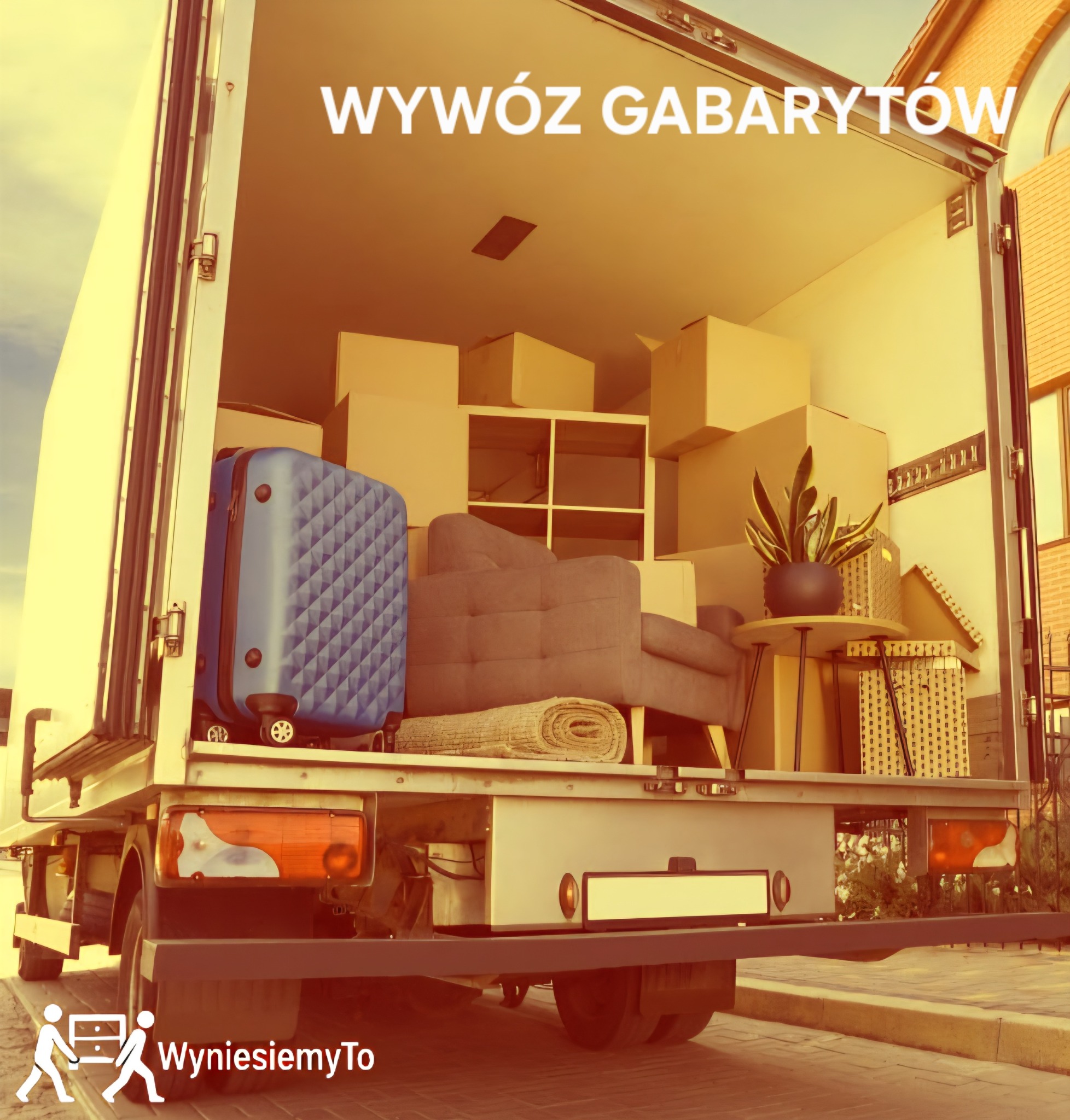 Otwarta paka ciężarówki wypełniona meblami, kartonami i walizką, gotowa do wywozu. Widoczny fragment budynku w tle i logo firmy 'WyniesiemyTo'.