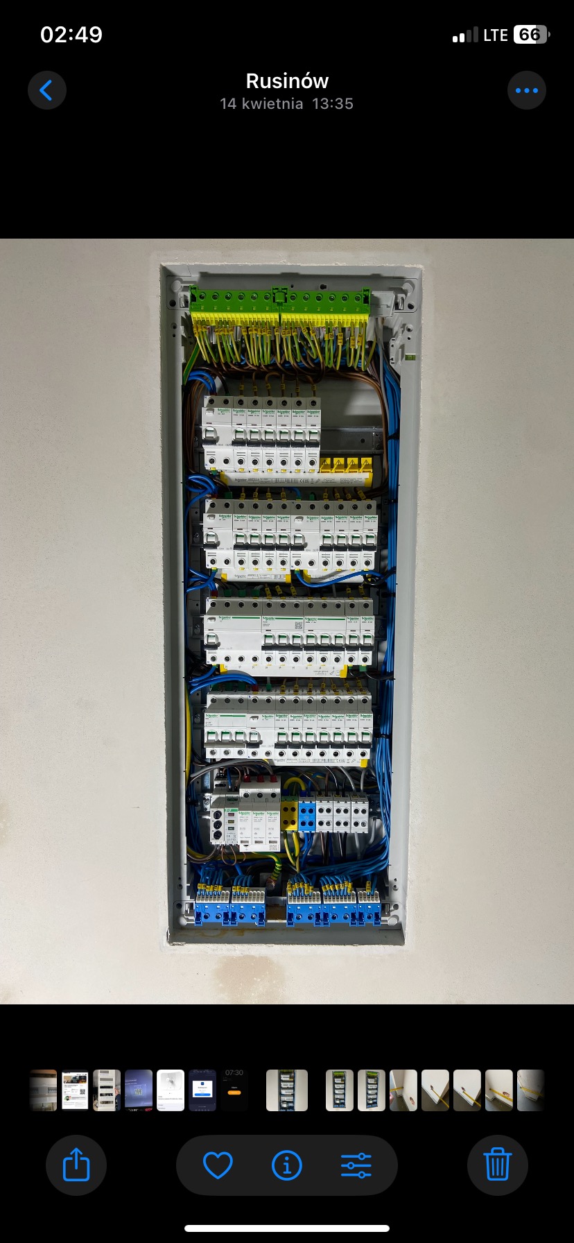 Rozdzielnica elektryczna wnękowa z zainstalowanymi bezpiecznikami, przewodami i listwami zaciskowymi. Widok z przodu, oświetlenie dzienne.