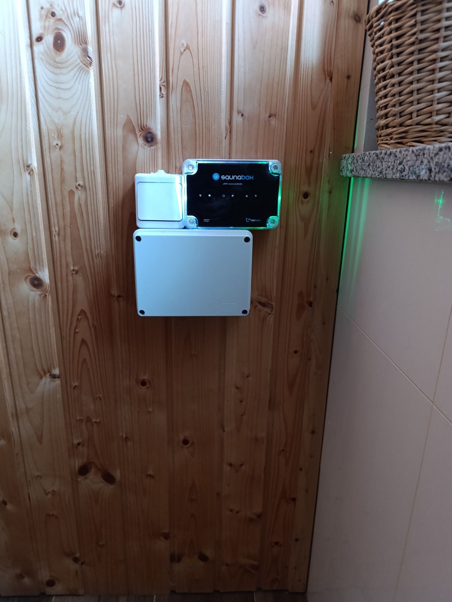 Montaż sterowania sauną.