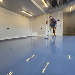 CENTERION SPÓŁKA Z OGRANICZONĄ ODPOWIEDZIALNOŚCIĄ - Nakładanie żywicy epoksydowej przed nałożeniem warstwy płatków ozdobnych.