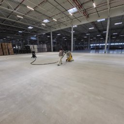 Szlifowanie i polerowanie 20.000 m2 hali magazynowej w Strykowie.