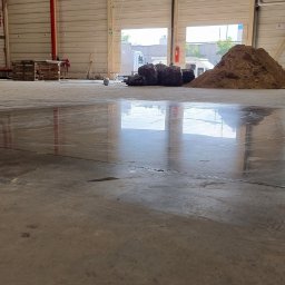 Próba wypolerowania betonu na 20 letniej hali magazynowej,