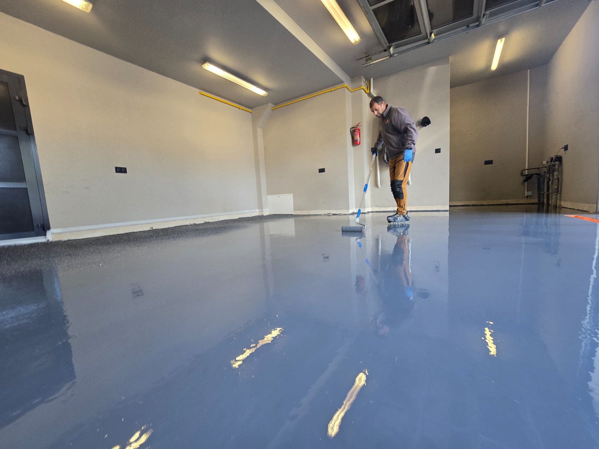 Nakładanie żywicy epoksydowej przed nałożeniem warstwy płatków ozdobnych.