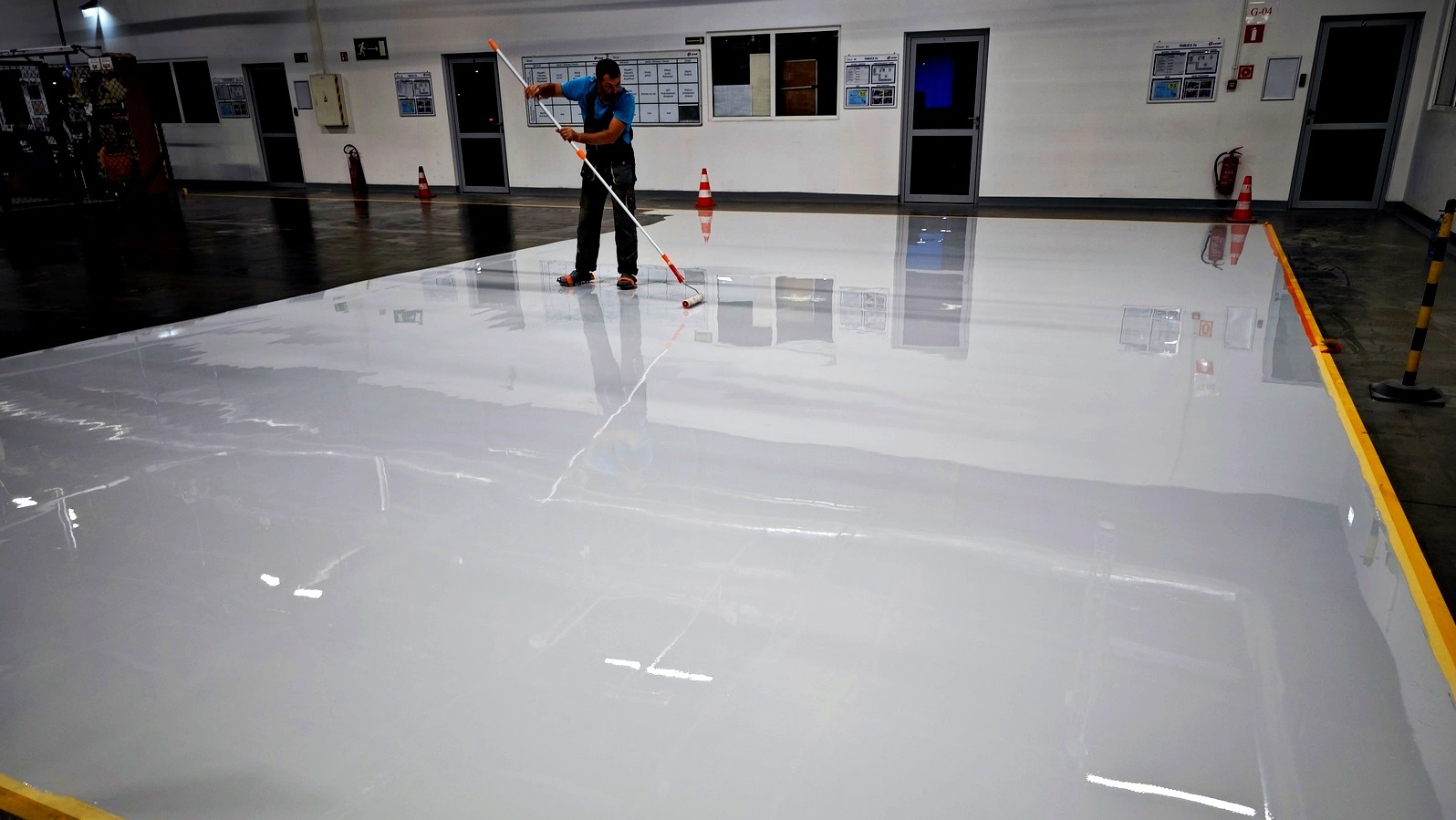 Nakładanie żywicy epoksydowej użytkowej.