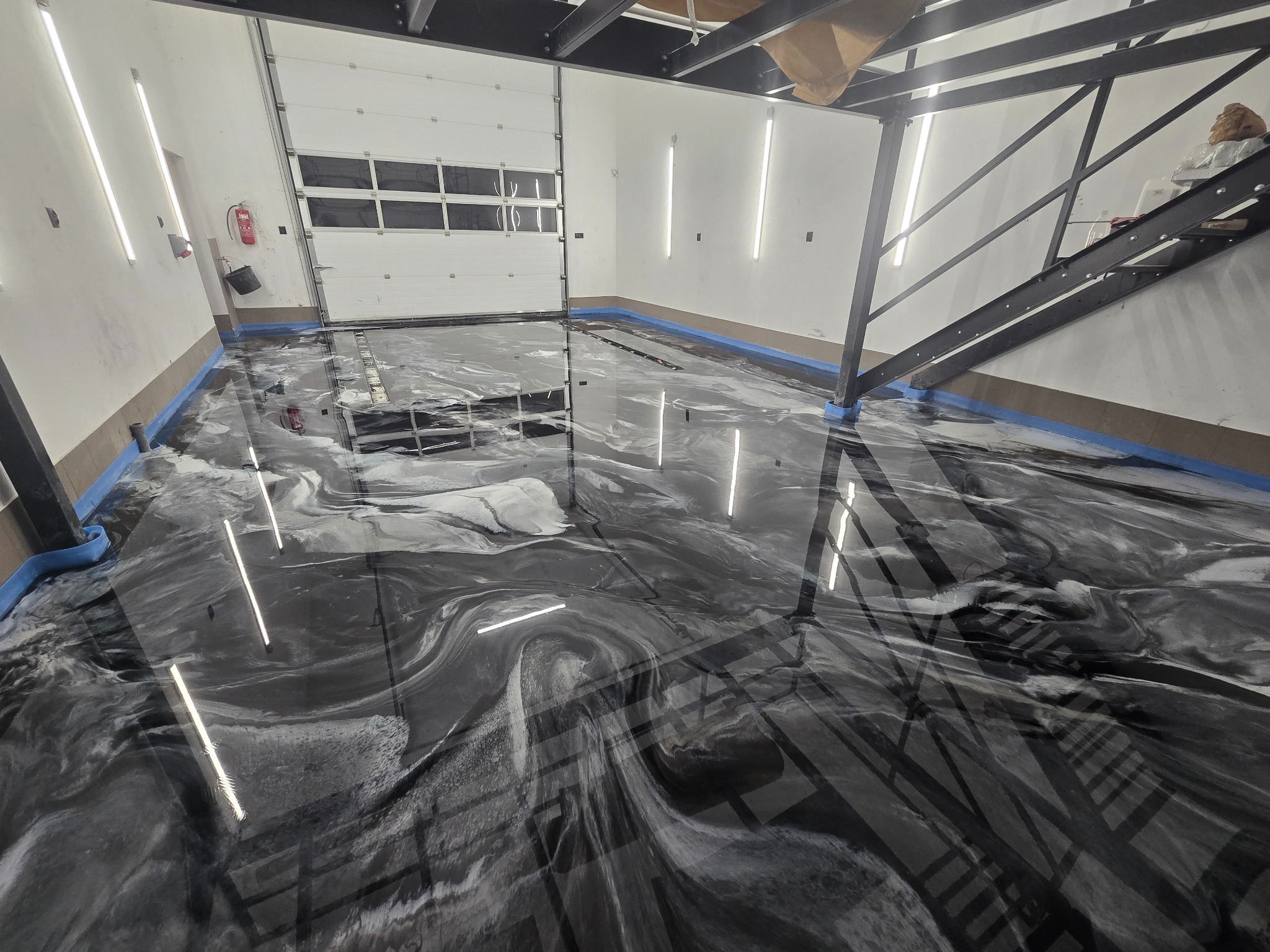 Żywica epoksydowa wraz z wykonaniem odpływów liniowych i wylewki samopoziomującej